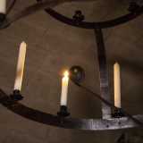 Sulle nostre teste pende infine un lampadario fatto coi cerchi di ferro di un tino dismesso e ornato di candele. Quando non c�era la corrente elettrica i contadini misuravano il livello di ossigeno rimasto qui gi� con l�affievolirsi della fiamma 
